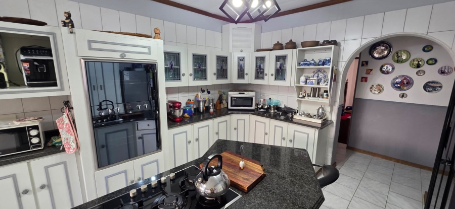 5 Bedroom Property for Sale in Wilkoppies North West